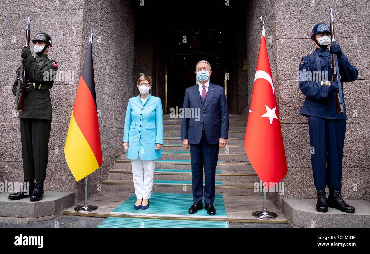 Ankara, Turchia. 17 Giugno 2021. Annegert Kramp-Kartenbauer (CDU), Ministro federale della difesa della Germania, è ricevuto dal suo omologo turco Hulusi Akar fuori dal Ministero della Difesa. I temi dei prossimi colloqui saranno l'attuazione delle decisioni del vertice NATO e la situazione nel Mediterraneo e nella regione del Mar Nero. Credit: Kay Nietfeld/dpa/Alamy Live News Foto Stock