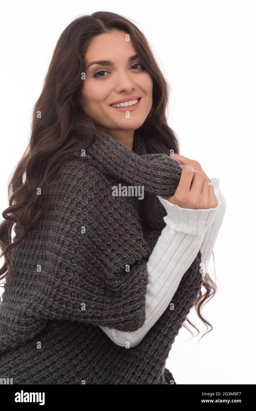 Ritratto di brunette donna che indossa cardigan grigio Foto Stock