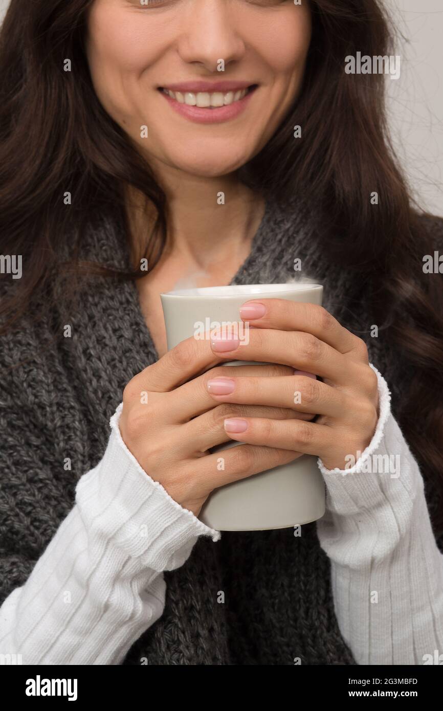 Ritratto di brunette donna che indossa cardigan grigio Foto Stock