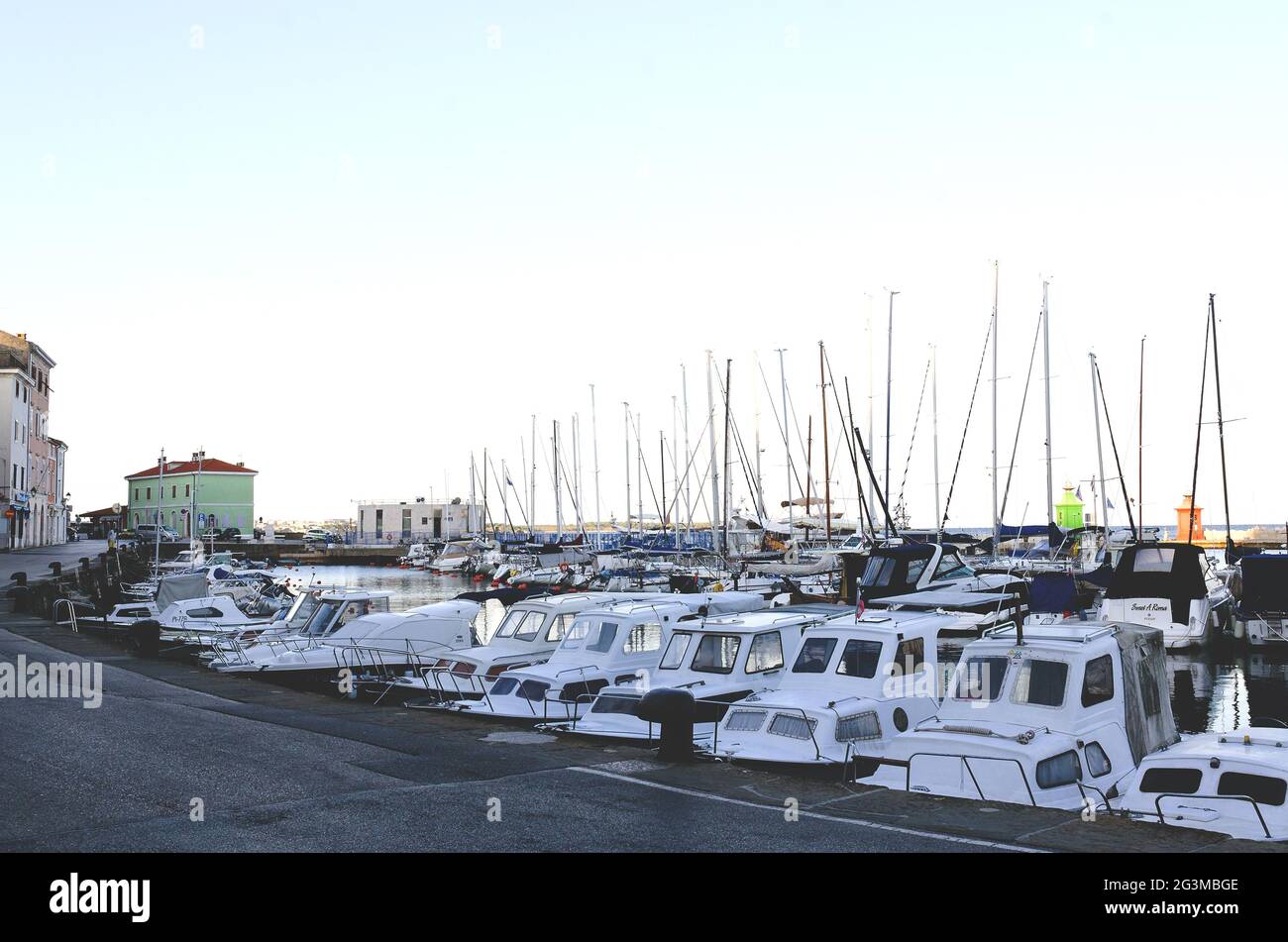 Vista panoramica delle strette stradine vuote del centro storico della città vecchia Piran contro il cielo dell'alba, il mare Adriatico. Vacanza estiva alla costa della Slovenia. Foto Stock