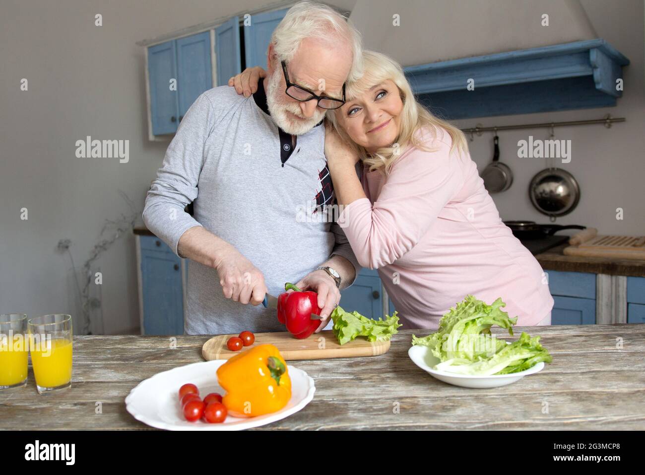 Coppia senior cucinare insieme. Foto Stock