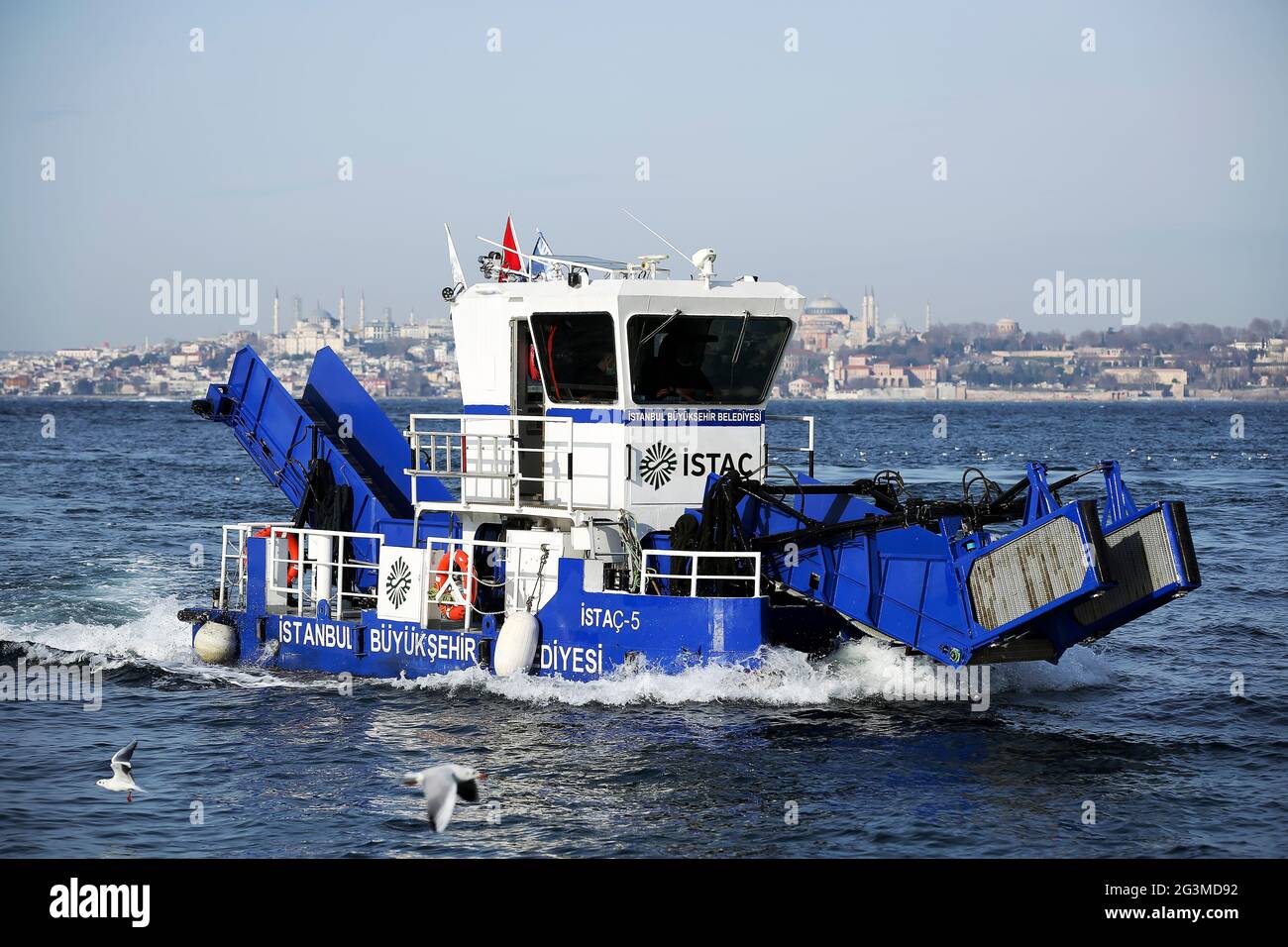 Nave skimmer spazzatura pulire la superficie dell'acqua dello stretto del Bosforo dalla spazzatura a Istanbul Foto Stock