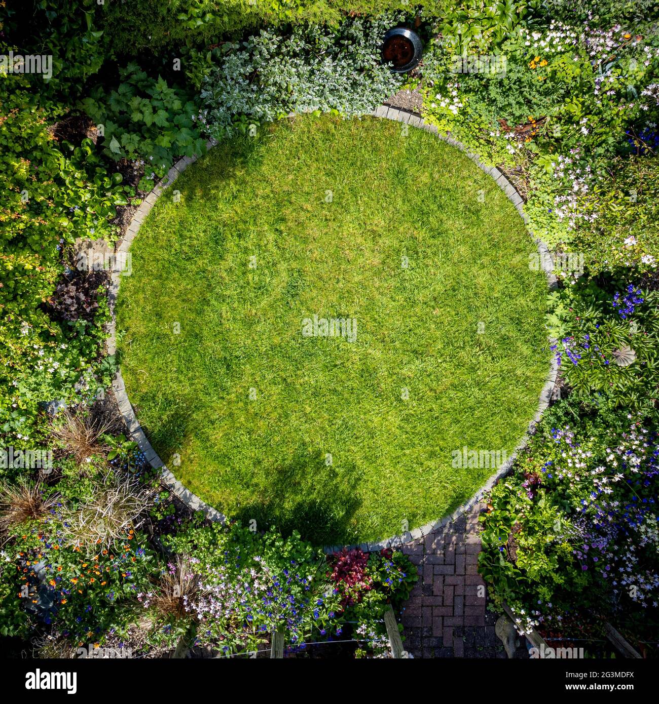 Foto aerea del giardino domestico con prato circolare. REGNO UNITO Foto Stock