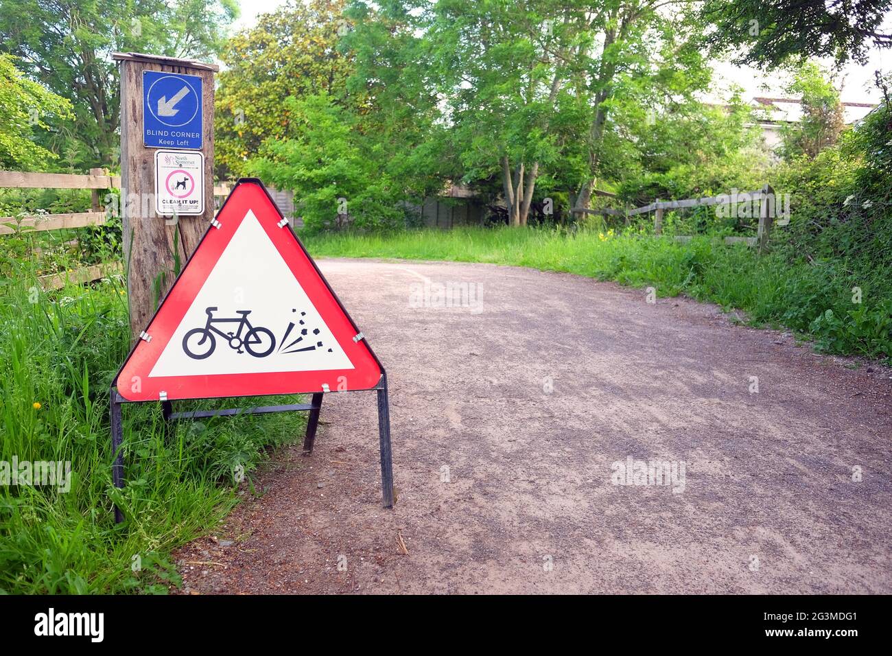 2021 giugno - segnali di avvertimento di superficie sciolta sulla rotta 260 della National Cycle Network a Winscombe a Somerset, Inghilterra, Regno Unito. Foto Stock