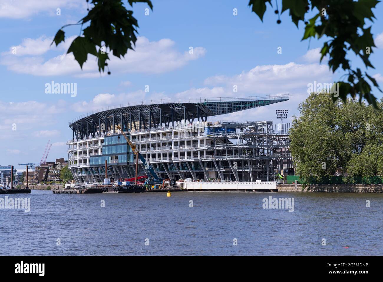 Cantiere del nuovo stand lungo il fiume presso il Craven Cottage, stadio del Fulham FC Foto Stock