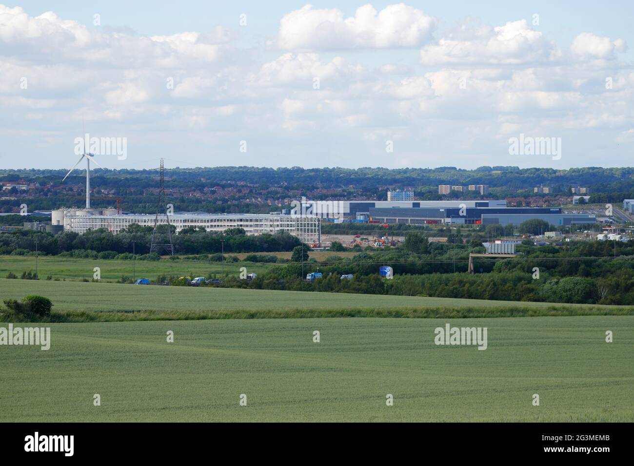 Un nuovo edificio attualmente in costruzione in una zona industriale a Leeds. Si ritiene che sia una nuova aggiunta agli attuali edifici Amazon nelle vicinanze Foto Stock