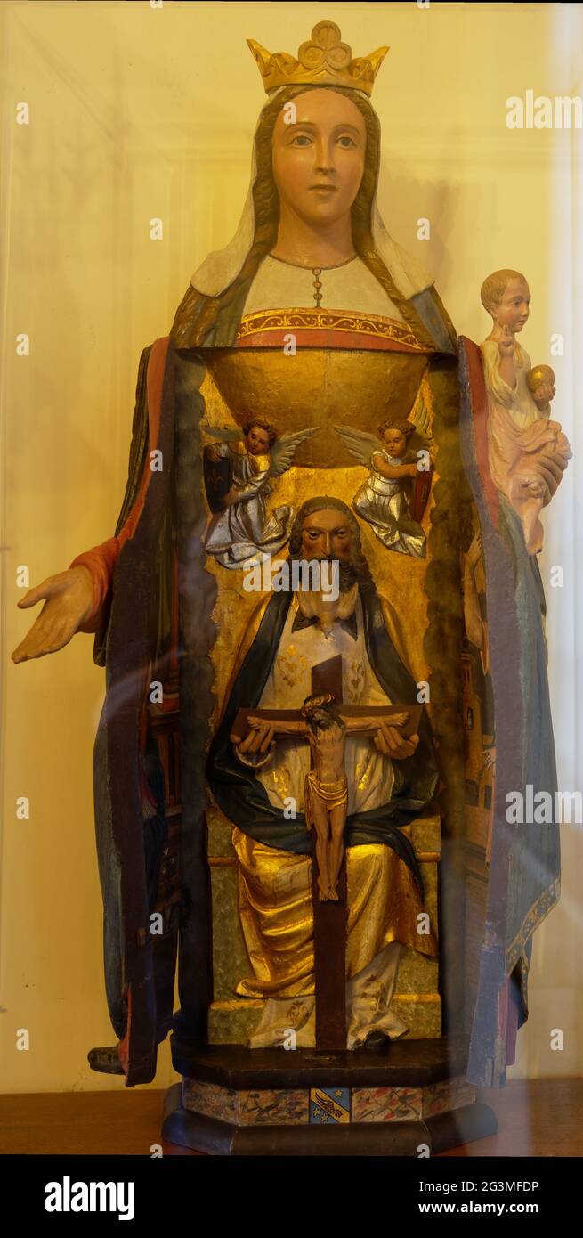 Statua della Vierge à l'enfant décorée de la sainte Trinité Foto Stock