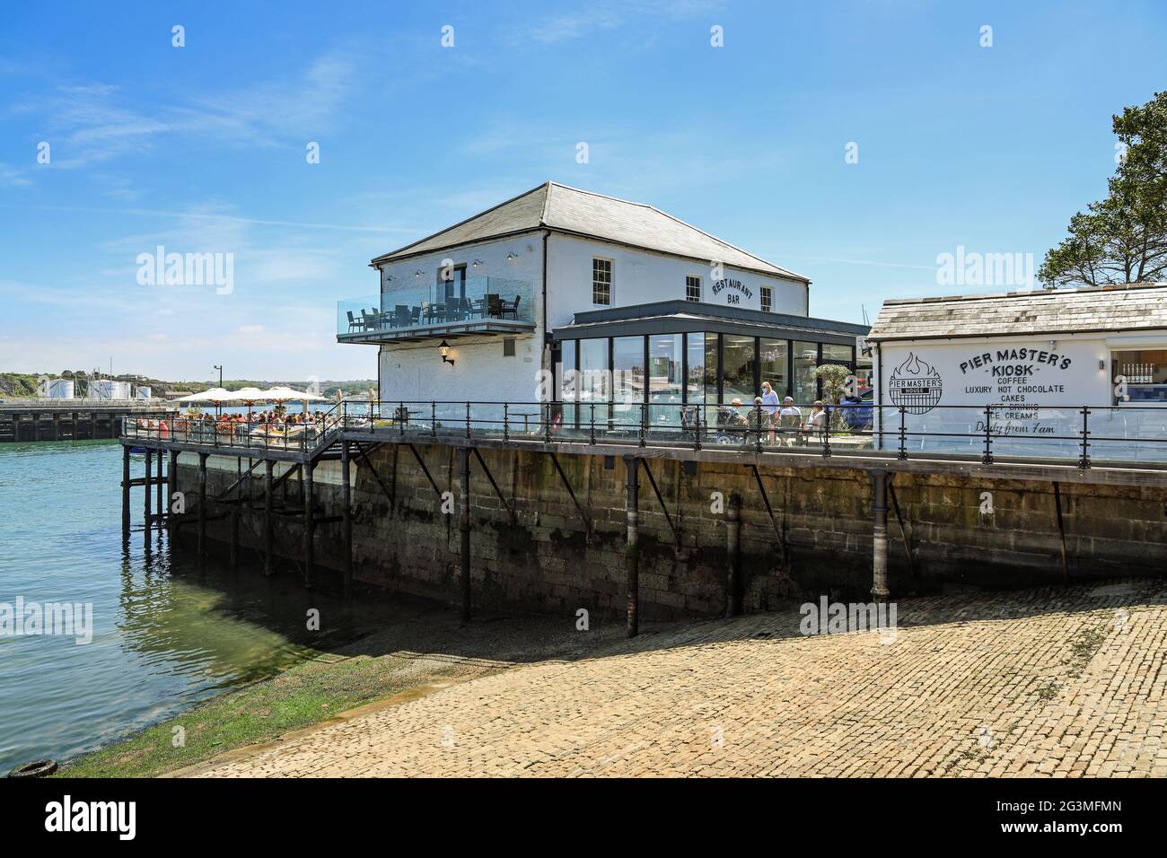 Con il blocco, le folle affollano caffè all'aperto e ristoranti come Pier Masters House a Phoenic Wharf, Plymouth Barbican. Aperto nel 2020 Foto Stock