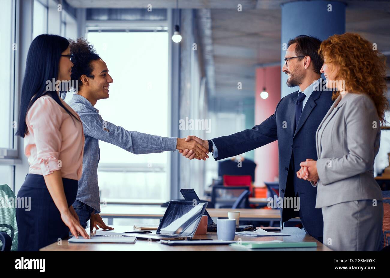 Multietnica team Aziende di sala riunioni stringono le mani. Foto Stock