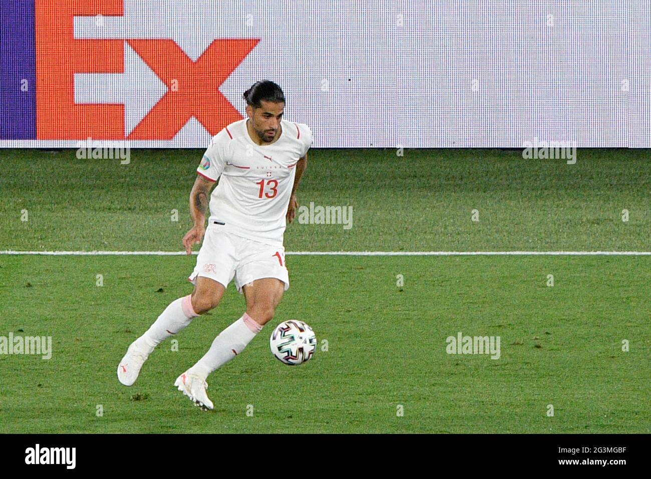 Ricardo Rodriguez della Svizzera visto in azione durante la UEFA Euro 2020 Gruppo A - Italia contro Svizzera all'Olimpico / LM Foto Stock