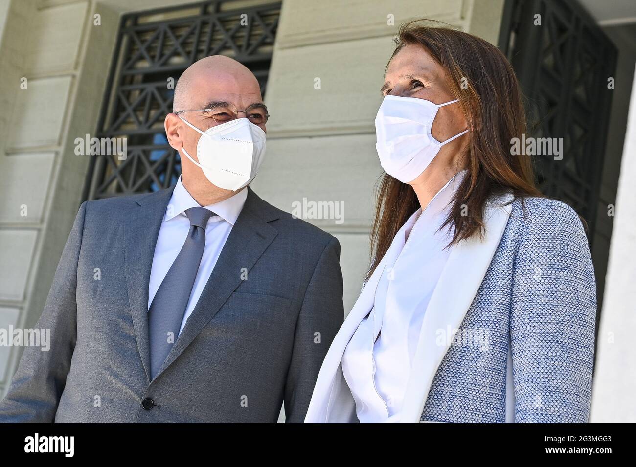 Il Ministro degli Esteri greco Nikos Dendia e il Ministro degli Esteri Sophie Wilmes hanno illustrato un incontro con il Ministro degli Esteri greco Dend Foto Stock