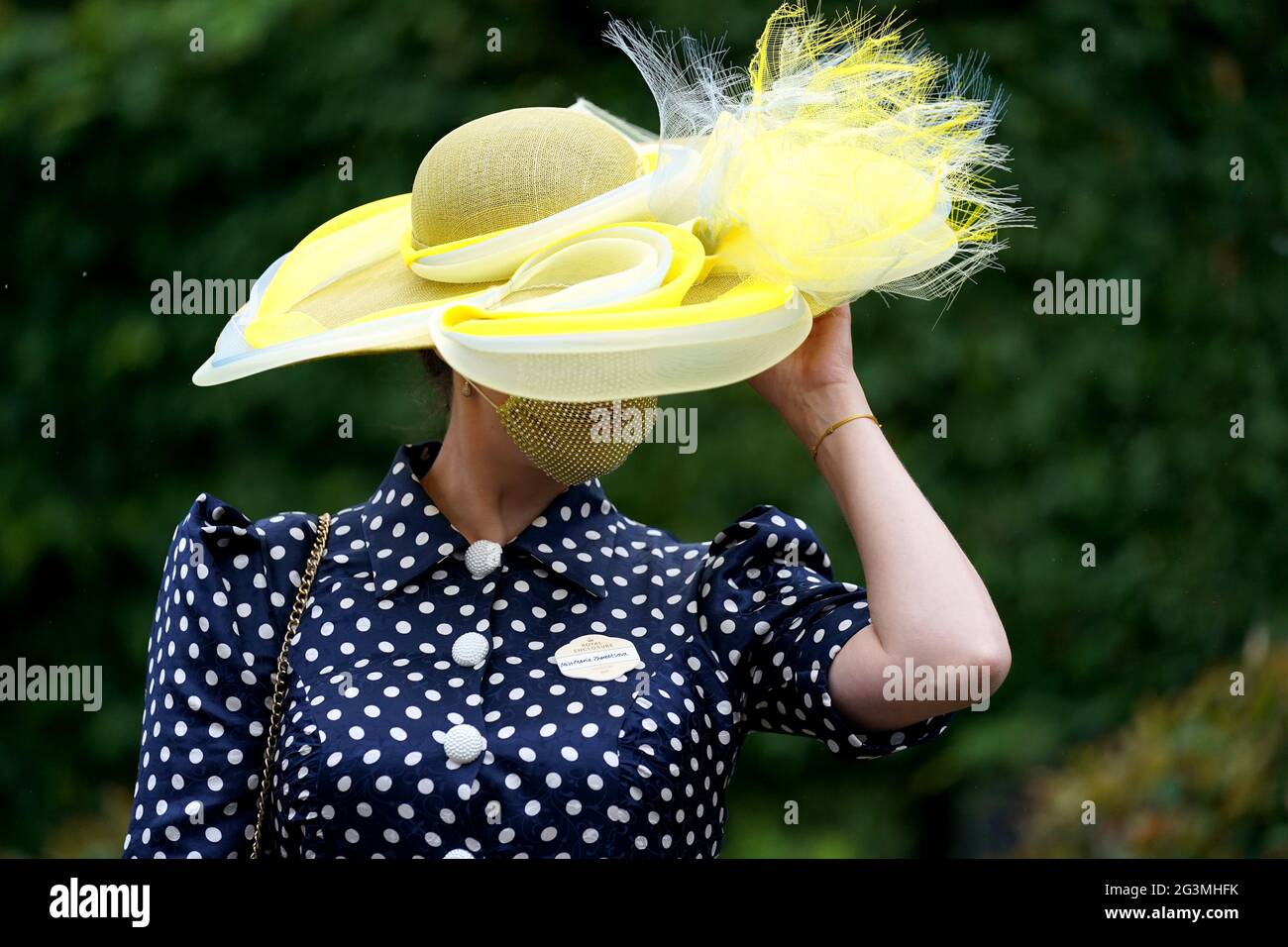 Maria Zherebtsova indossa una copertura facciale mentre arriva prima del terzo giorno di Ascot reale all'Ippodromo di Ascot. Data immagine: Giovedì 17 giugno 2021. Foto Stock