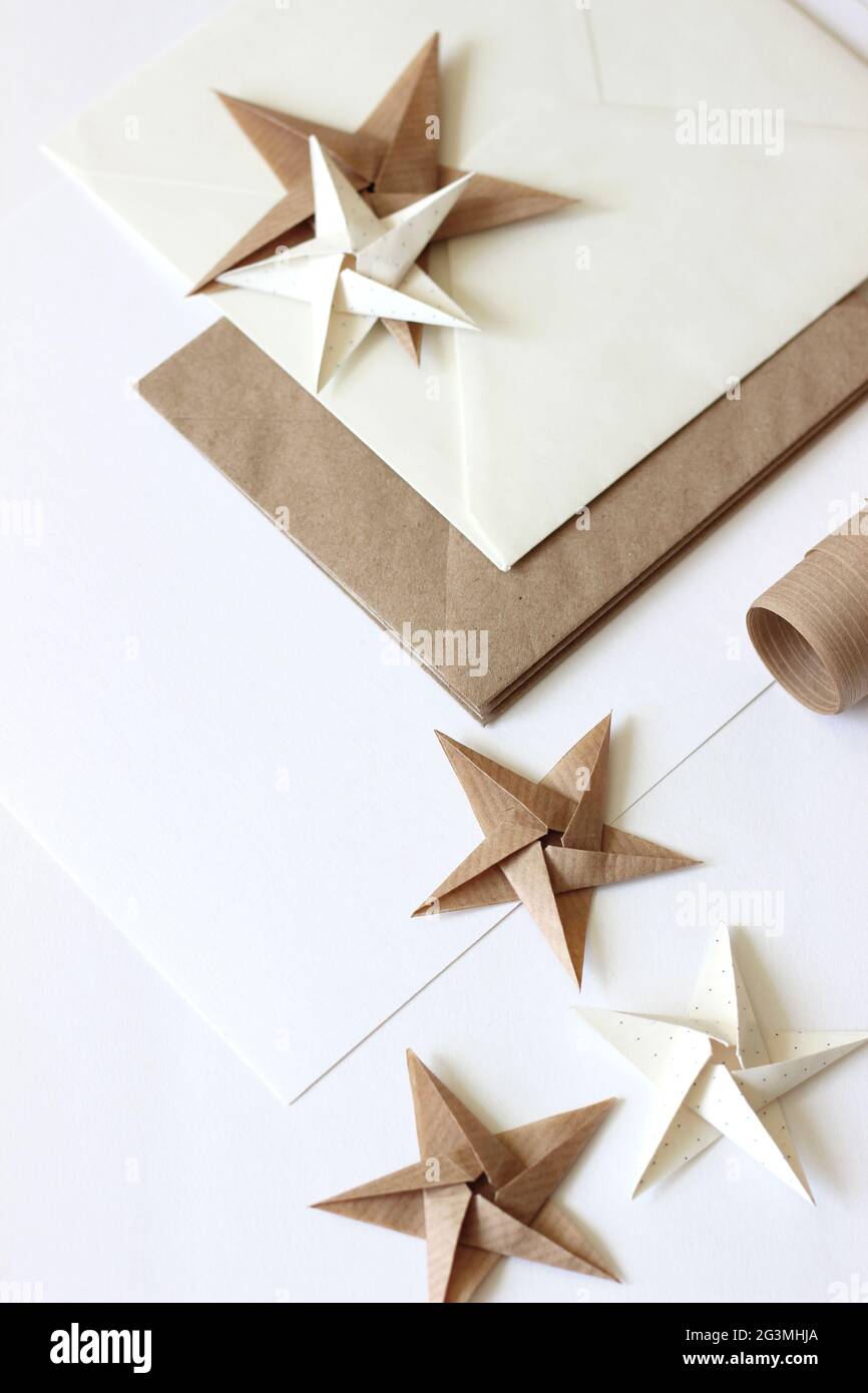 Creazione di biglietti d'auguri. Buste e Origami Stars. Concetto di design  per le vacanze Foto stock - Alamy