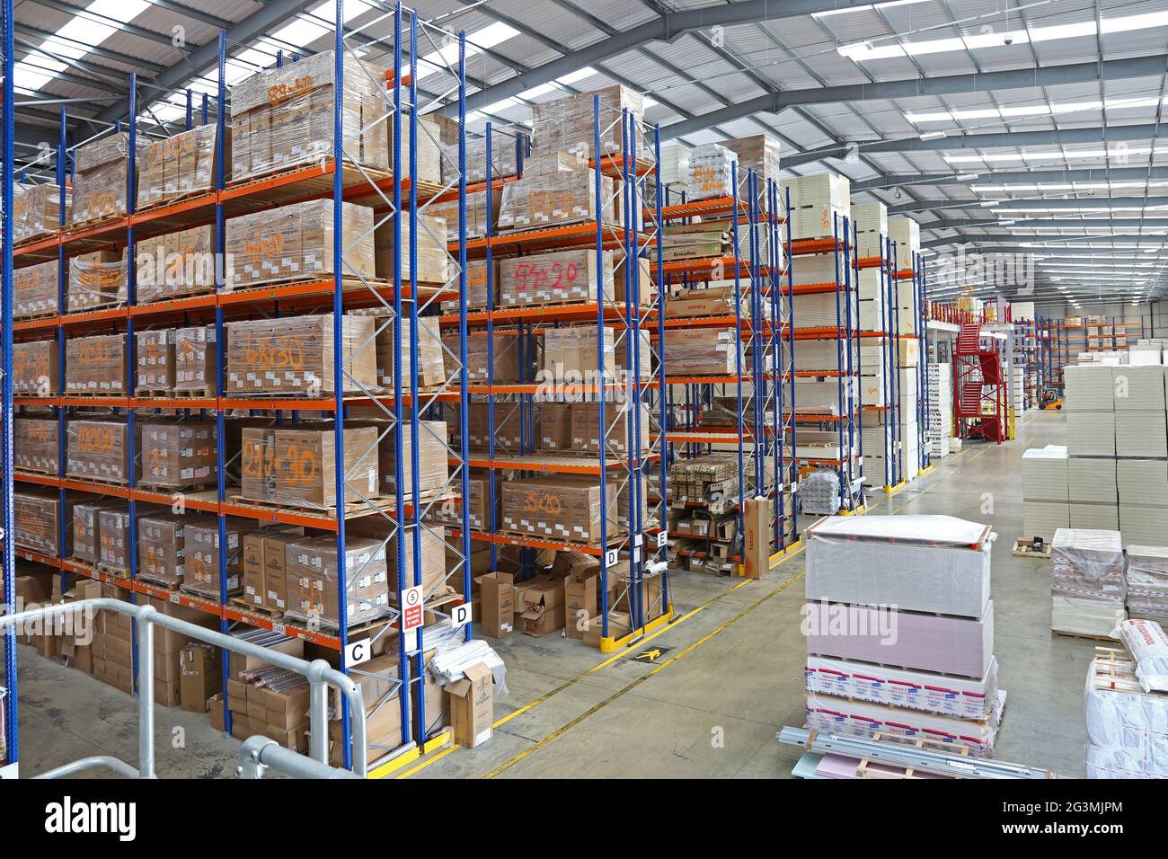 Interno di un enorme magazzino di materiali e prodotti da costruzione a Londra Ovest, Regno Unito. Mostra i ripiani impilati e i carrelli elevatori a forche. Nessuna carenza di scorte. Foto Stock