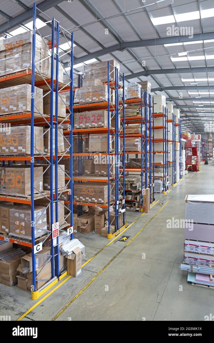Interno di un enorme magazzino di materiali e prodotti da costruzione a Londra Ovest, Regno Unito. Mostra i ripiani impilati e i carrelli elevatori a forche. Nessuna carenza di scorte. Foto Stock