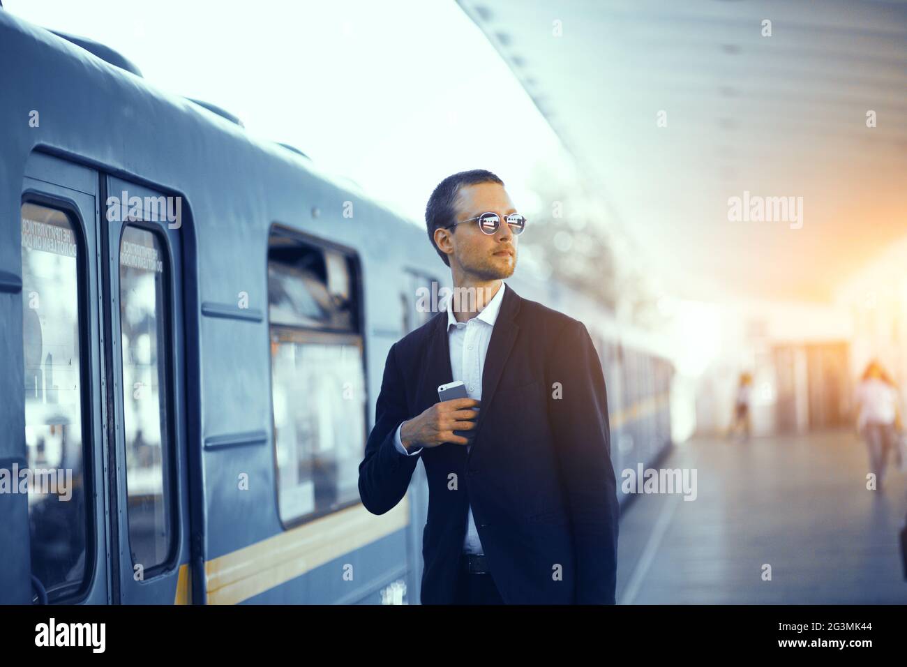 Imprenditore in attesa del treno in metropolitana. Foto Stock