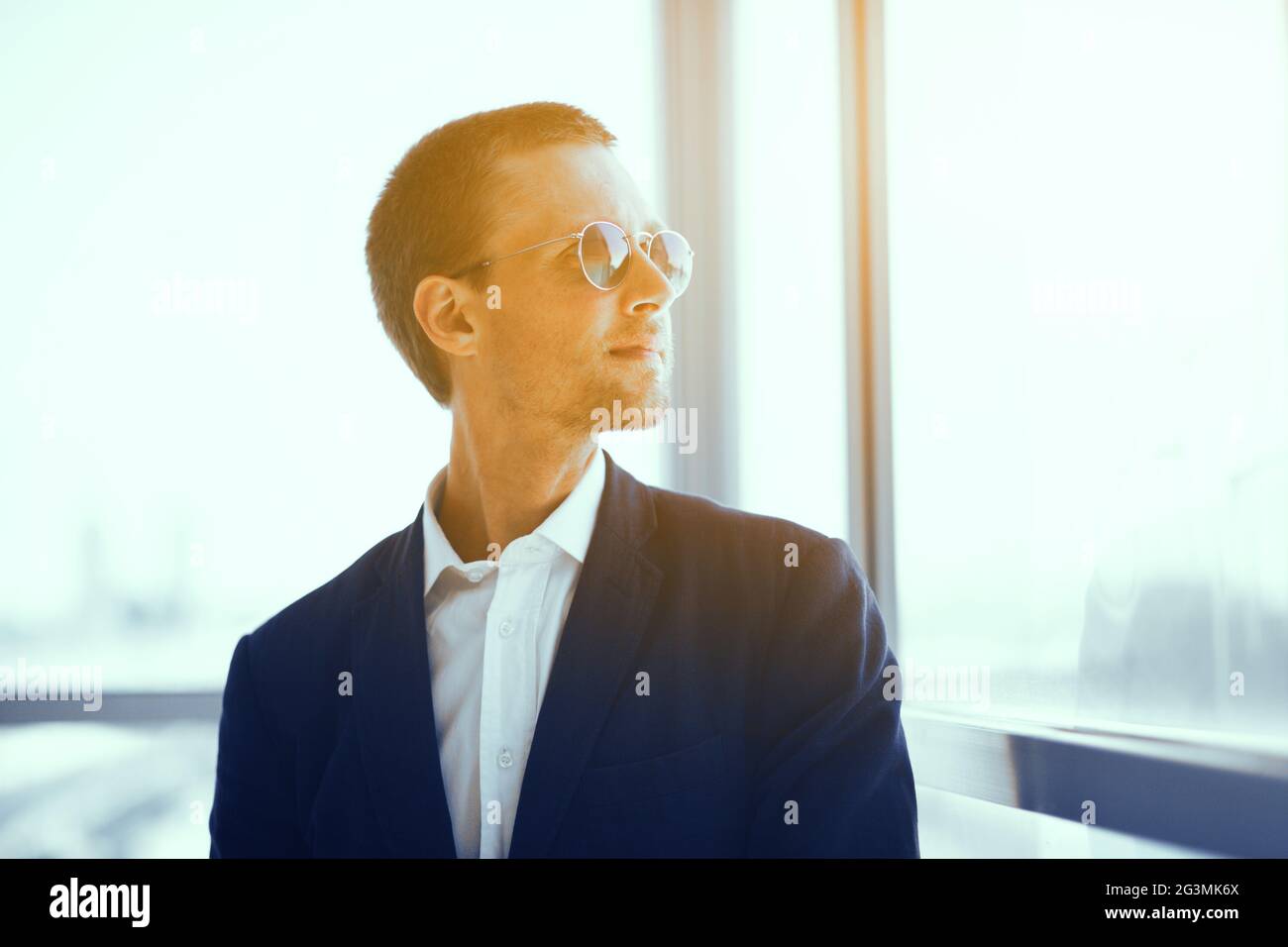 Imprenditore seduto alla stazione della metropolitana. Foto Stock