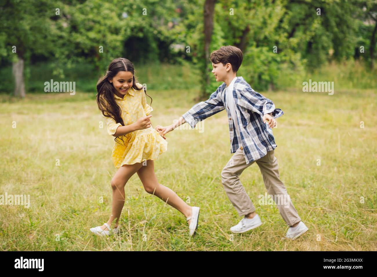 Due bambini che correvano nel parco. Foto Stock