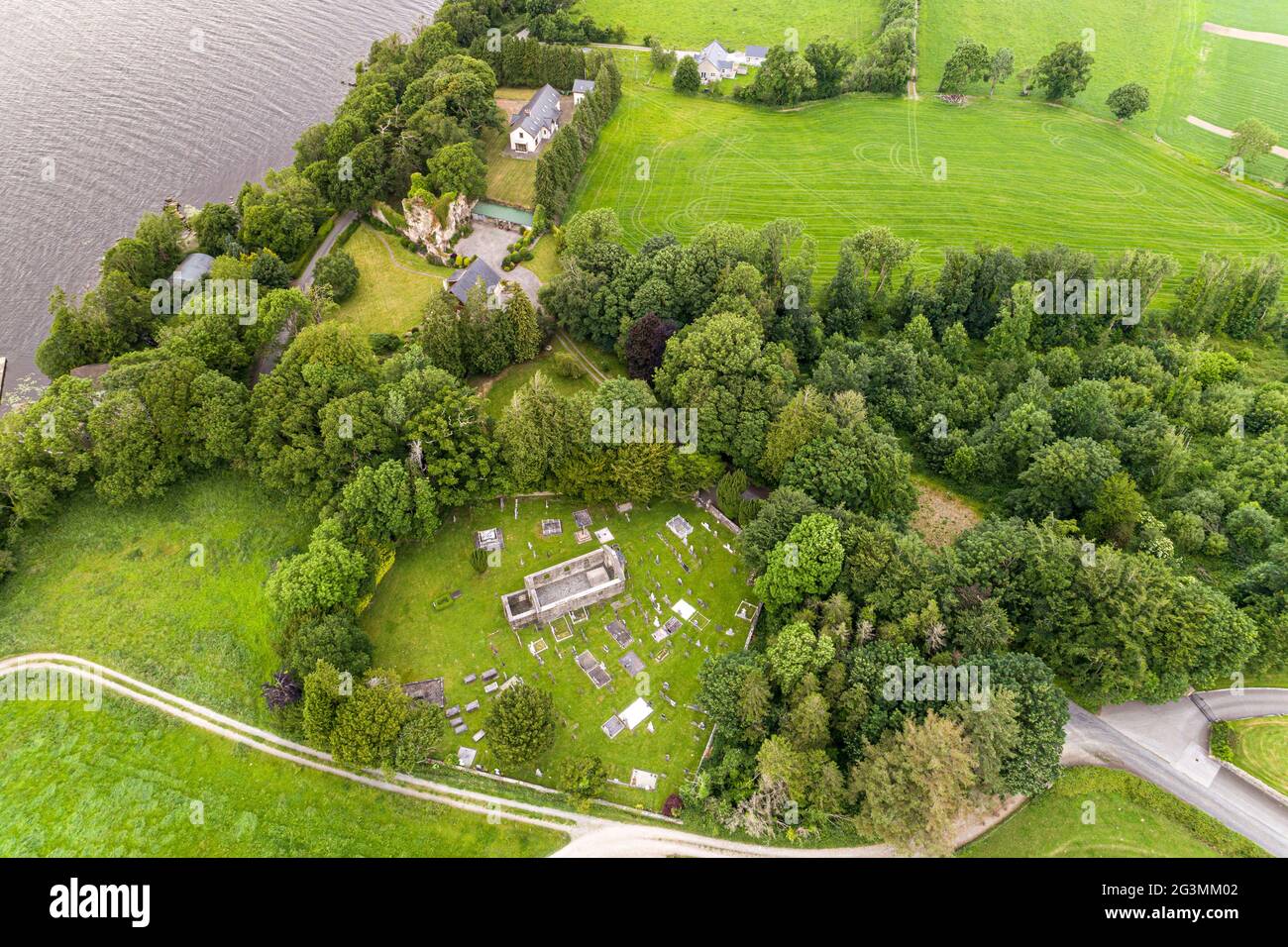 Castello Città Cimitero su Lough Derg, County Tipperary Irlanda Foto Stock