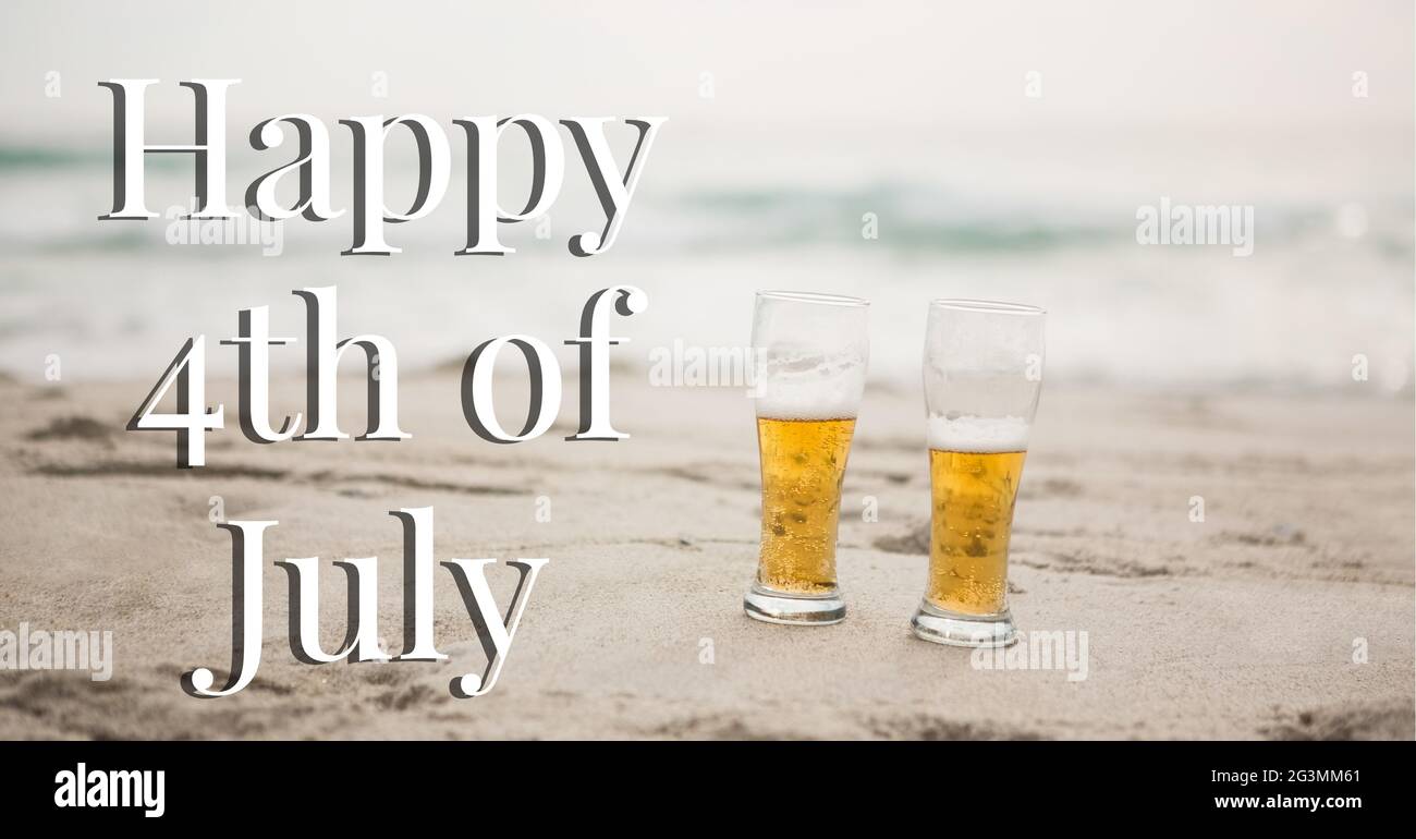 Composizione di felice 4 luglio testo con due birre sulla spiaggia Foto Stock