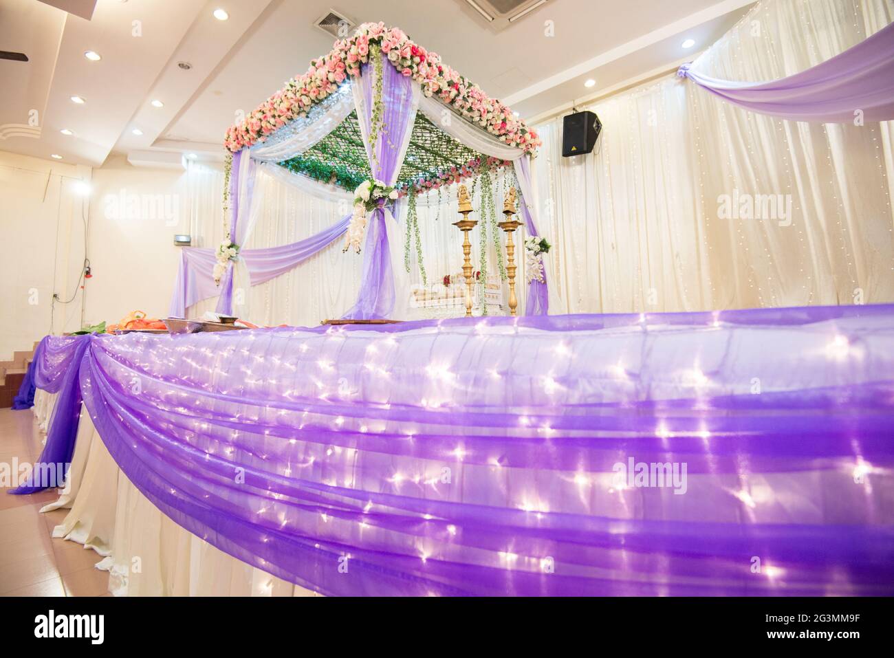 Mandap per una cerimonia nuziale in una sala decorata Foto Stock Mandap per una cerimonia nuziale in una sala decorata Foto Stock