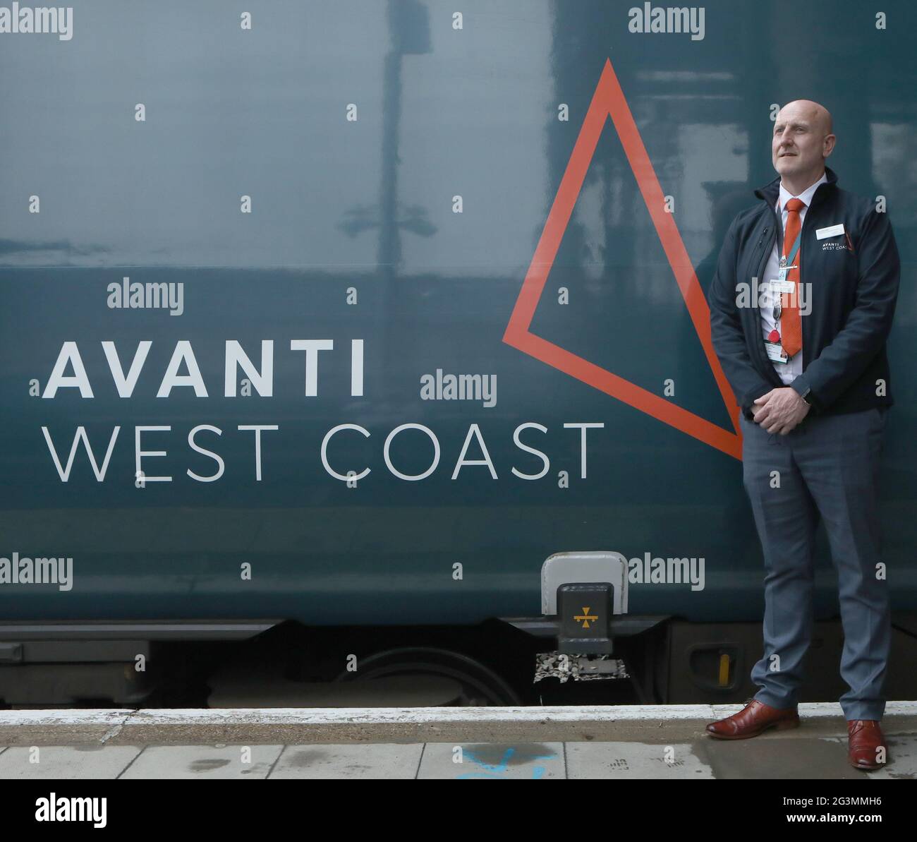 Il responsabile operativo Ian Meredith si trova accanto al treno Avanti West Coast Classe 390 EMU prima della sua partenza da Londra Euston per la stazione centrale di Glasgow, nel tentativo di rompere il record di 36 anni per il viaggio più veloce in treno tra Londra e Glasgow. Il treno a nove carrozze Pendolino di nome Royal Scot deve battere il record precedente per il viaggio in treno più veloce tra le due città di tre ore, 52 minuti e 40 secondi, che è stato stabilito dalla British Rail nel dicembre 1984 utilizzando un prototipo di Advanced Passenger Train. Data immagine: Giovedì 17 giugno 2021. Foto Stock