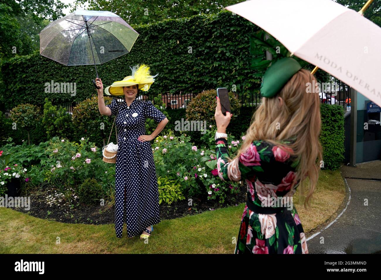 Maria Zherebtsova si pone per una foto mentre arriva prima del terzo giorno di Ascot reale all'Ippodromo di Ascot. Data immagine: Giovedì 17 giugno 2021. Foto Stock