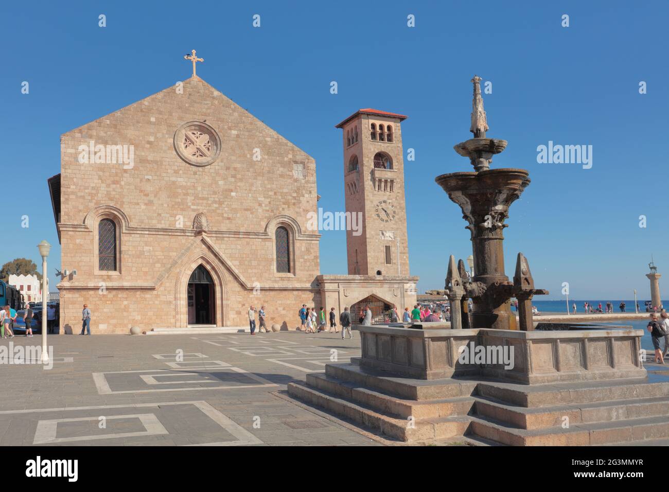 Fontana, la copia di Fontana Grande a Viterbo, Italia, presso la Chiesa di Annunciazione della Vergine a Rodi Città, Dodecanese, Isola di Rodi, Grecia Foto Stock