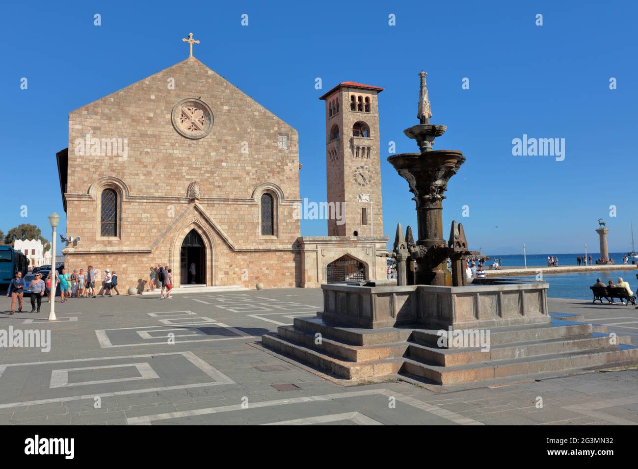 Fontana, la copia di Fontana Grande a Viterbo, Italia, presso la Chiesa di Annunciazione della Vergine a Rodi Città, Dodecanese, Isola di Rodi, Grecia Foto Stock