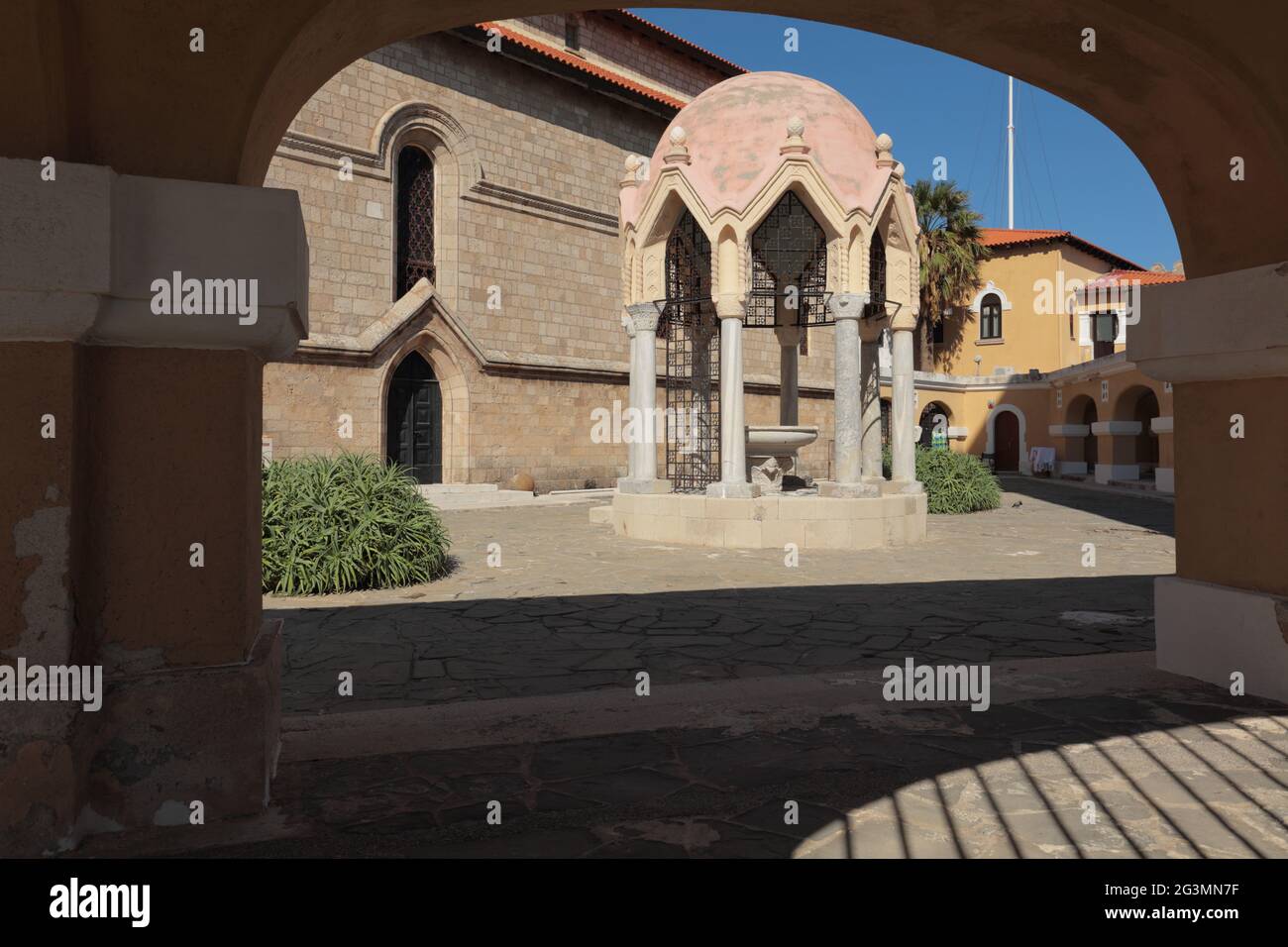 Padiglione alla Chiesa dell'Annunciazione della Vergine a Rodi Città, Dodecanese, Isola di Rodi, Grecia Foto Stock
