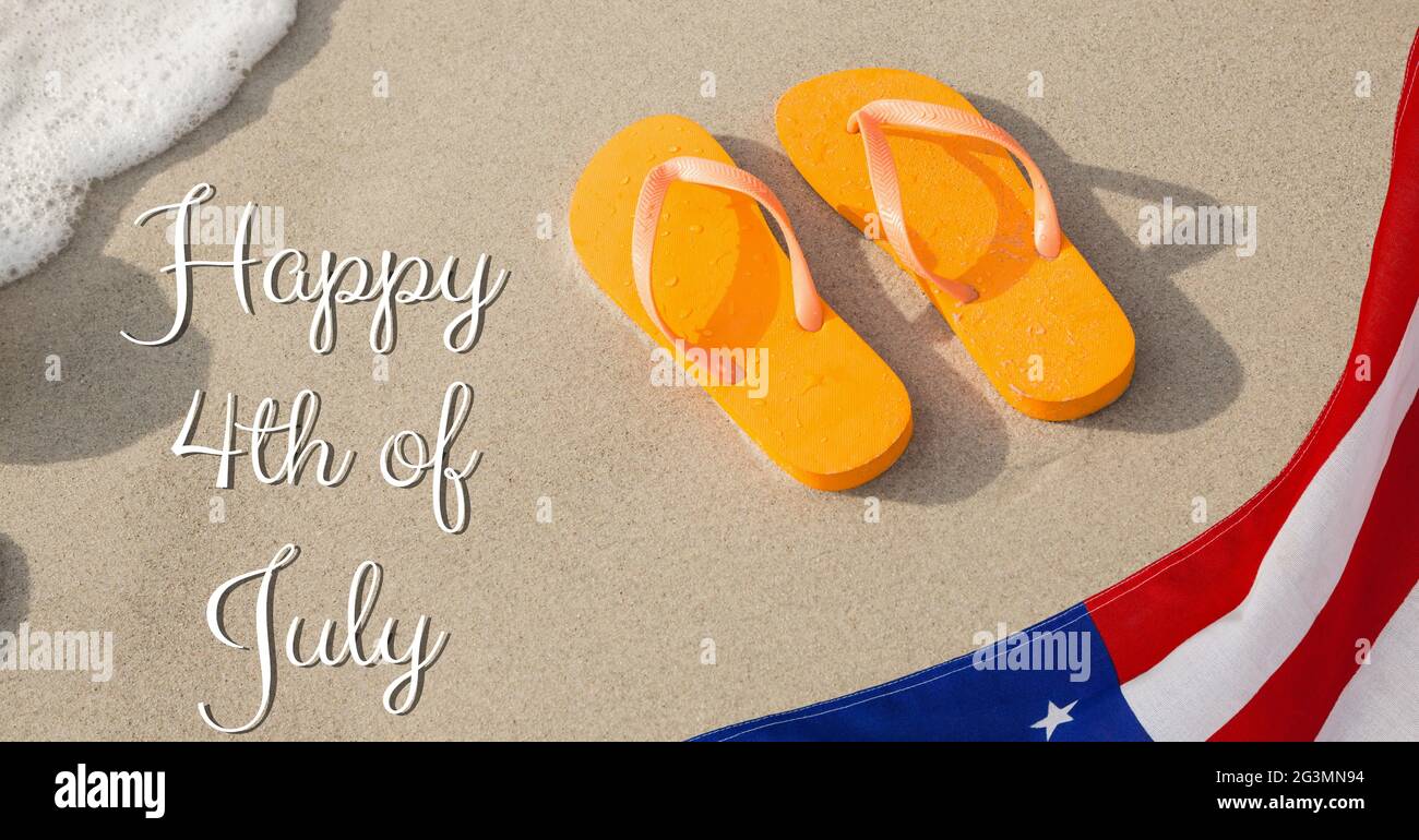 Composizione di felice 4 luglio testo sulla bandiera americana, flip flop sulla spiaggia e mare Foto Stock