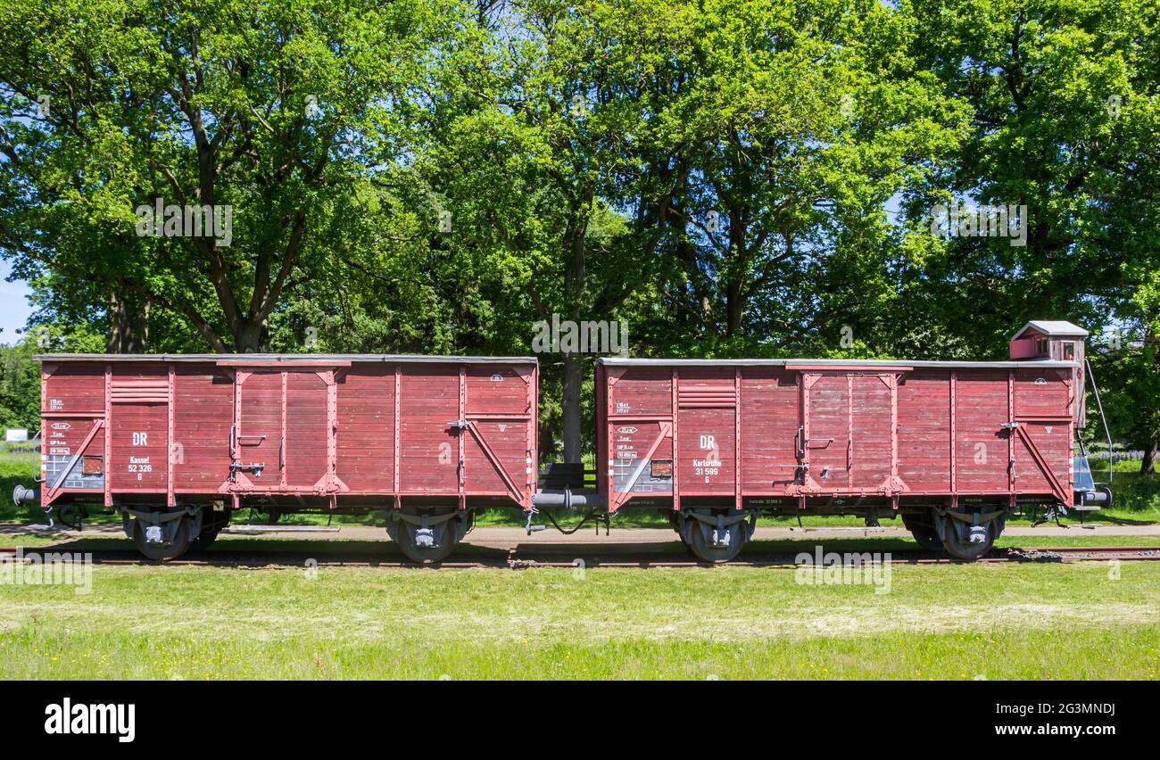Due vecchi vagoni ferroviari a fromer camp Westerbork, Paesi Bassi Foto Stock