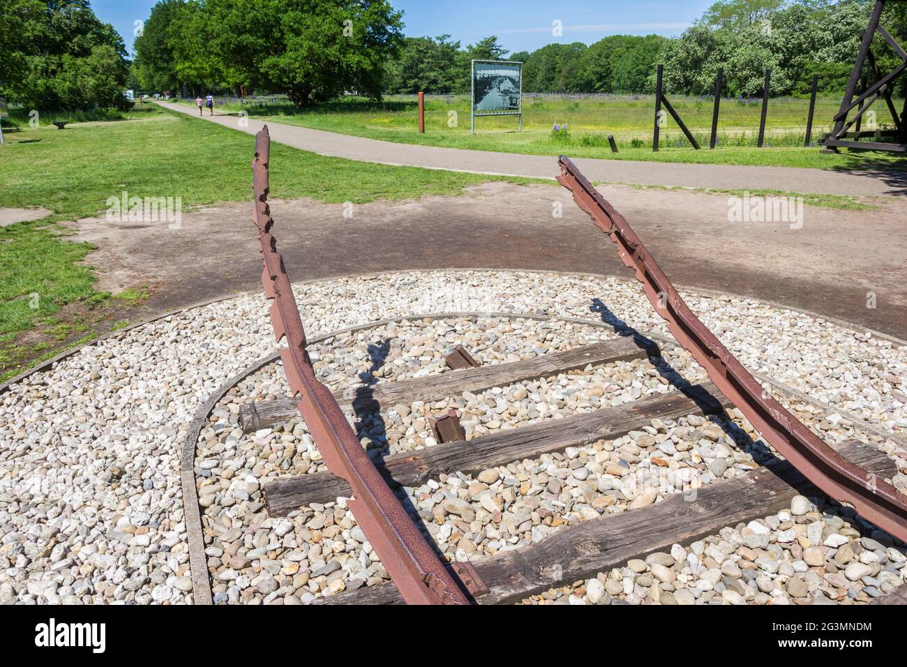 La pista ferroviaria si è piegata verso l'alto come simbolo di distruzione a Westerbork, Paesi Bassi Foto Stock