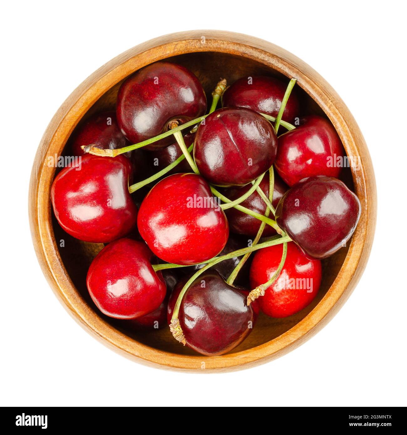 Ciliegie fresche, in una ciotola di legno, pronte a mangiare. Frutti rossi e maturi della vera specie di ciliegia Prunus avium, una cultivar di frutti di pietra. Primo piano. Foto Stock