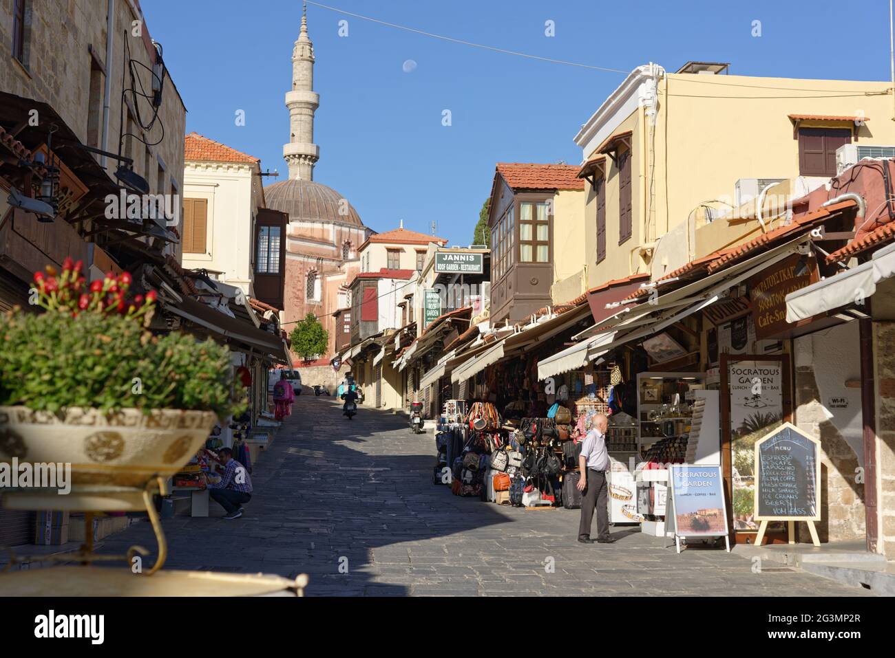 La gente sulla strada Socratous nel centro storico della città di Rodi, Grecia. La città medievale di Rodi è dichiarata Patrimonio dell'Umanità dall'UNESCO Foto Stock