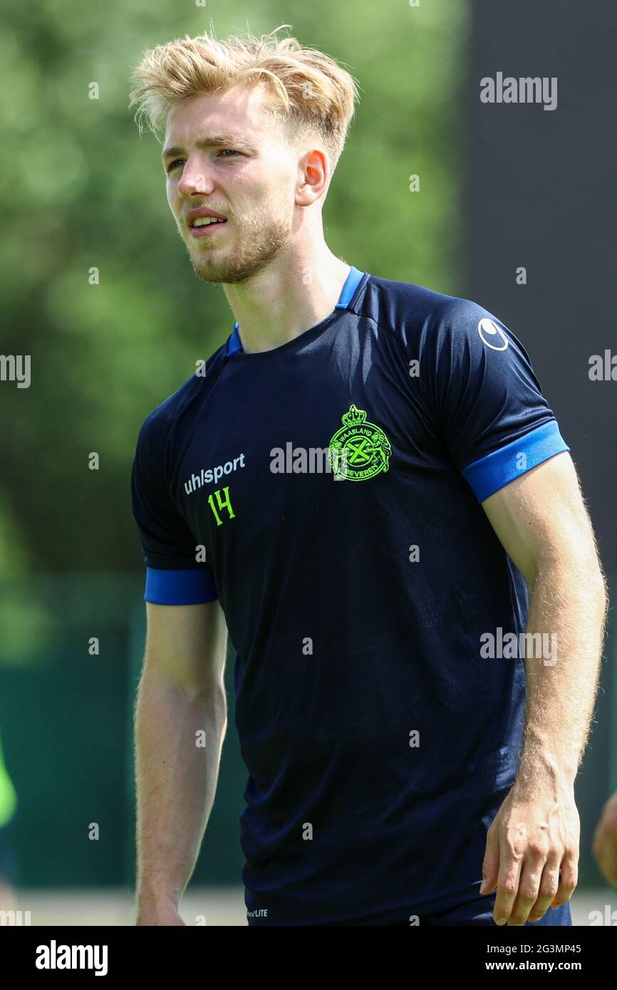 Denzel Jubitana di Waasland-Beveren ha ritratto durante la prima sessione di allenamento per la nuova stagione 2021-2022 di Jupiler Pro League prima divisione di calcio Foto Stock