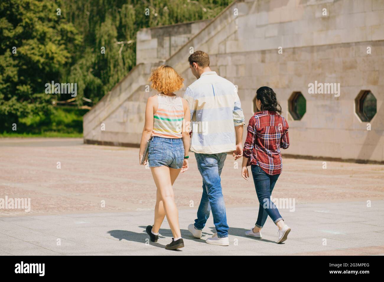 Gli studenti universitari a parlare e a piedi Foto Stock