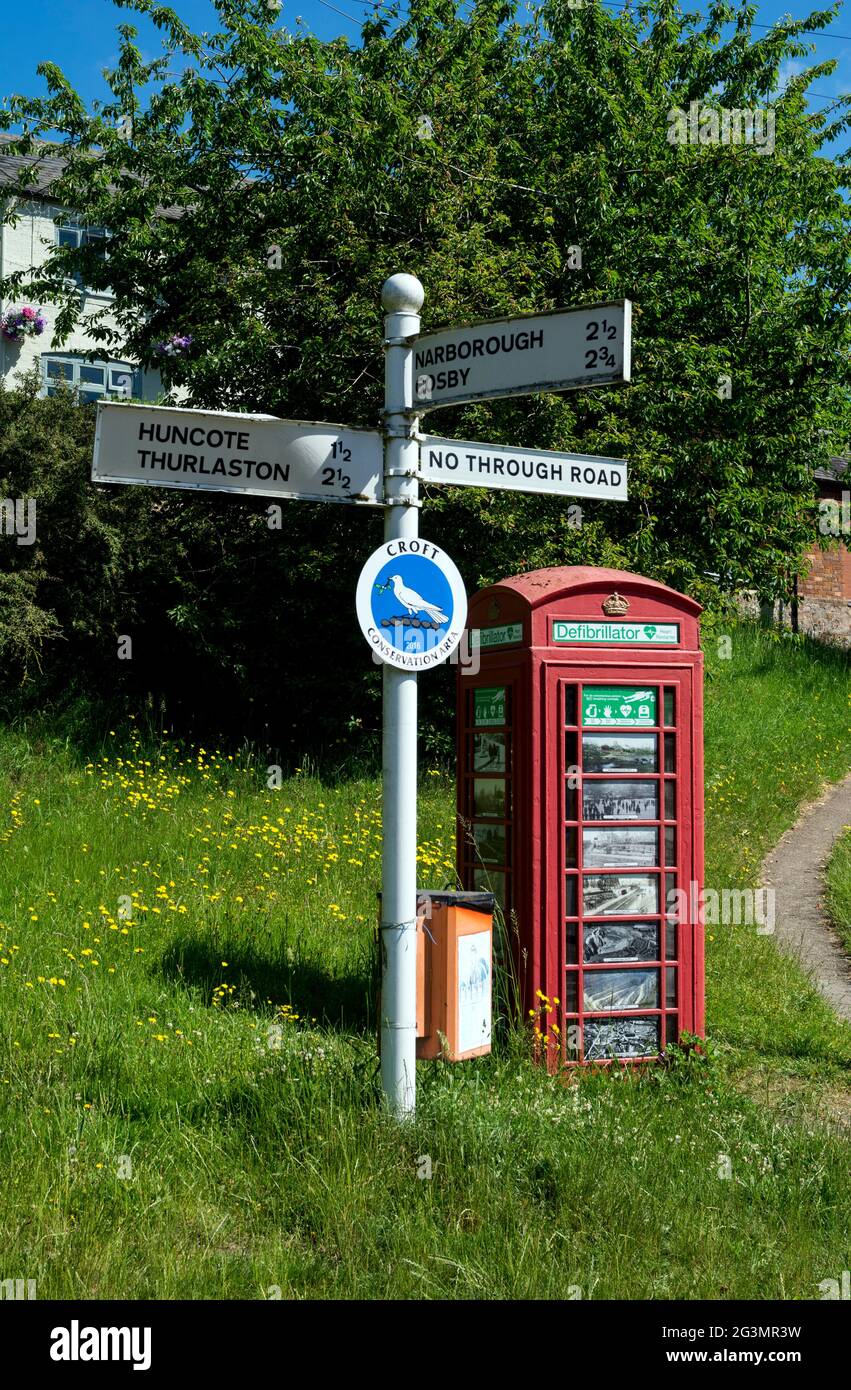 Cartello e scatola del telefono del defibrillatore, Croft Village, Leicestershire, Inghilterra, Regno Unito Foto Stock