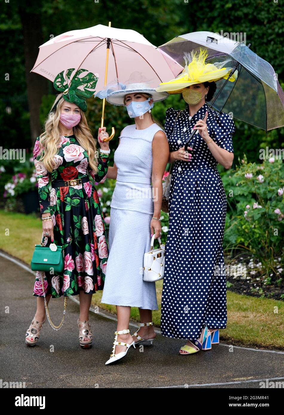 Lesya Warren (a sinistra), Kate Ozerov e Maria Zherebtsova arrivano prima del terzo giorno della Royal Ascot all'ippodromo di Ascot. Data immagine: Giovedì 17 giugno 2021. Foto Stock