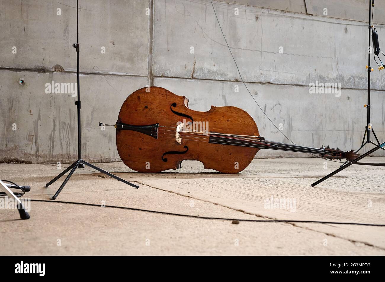 Double Bass su pavimento in cemento con supporti musicali Foto Stock