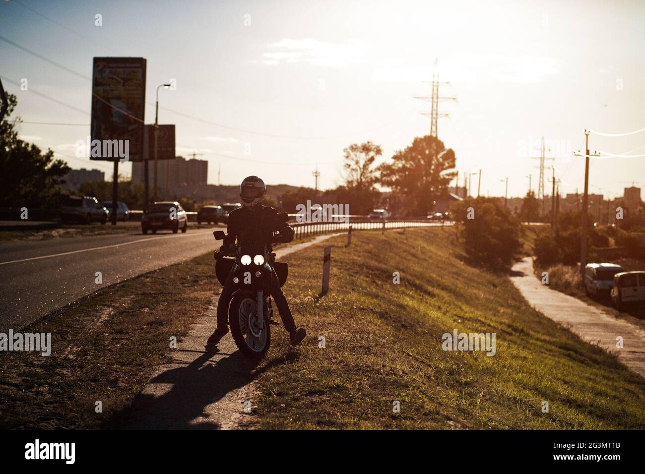 Un biker guida di una moto in strada. Foto Stock