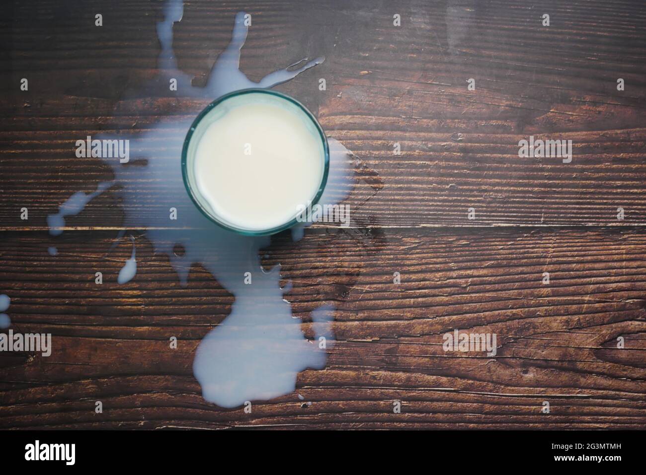 fuoriuscita di latte sul tavolo, vista dall'alto Foto Stock