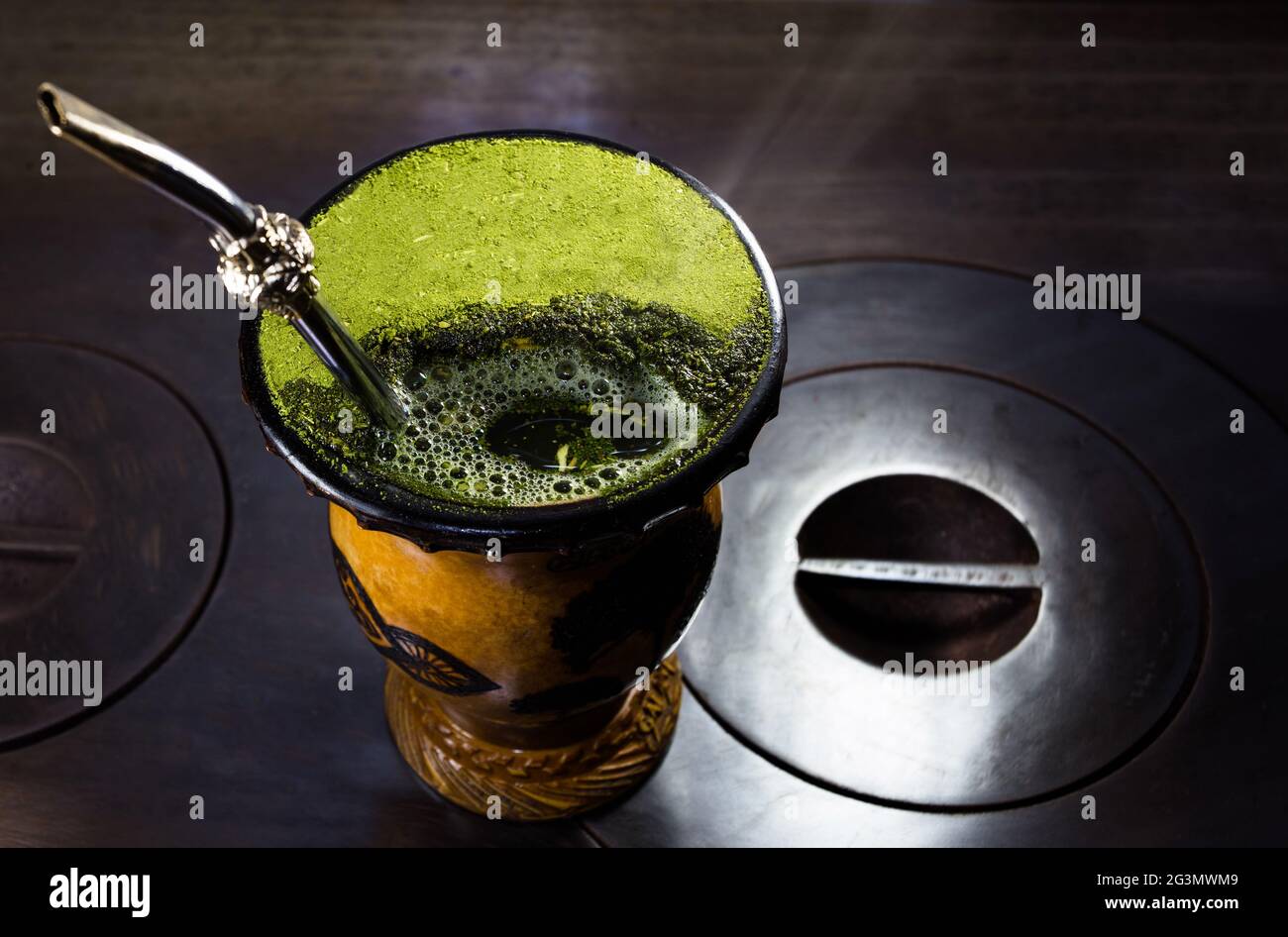 Bevanda calda con yerba mate, una tradizione del Brasile meridionale Foto  stock - Alamy