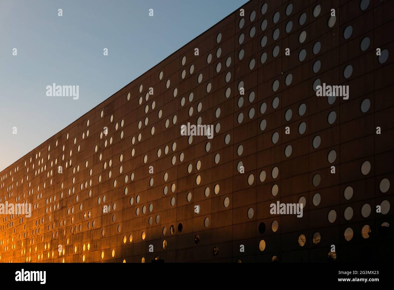 '21.10.2018, Wroclaw, bassa Slesia, Polonia - facciata moderna di un edificio dell'Università tecnica (Politechnika Wroclawska). 00A181021D190CAROEX.J Foto Stock
