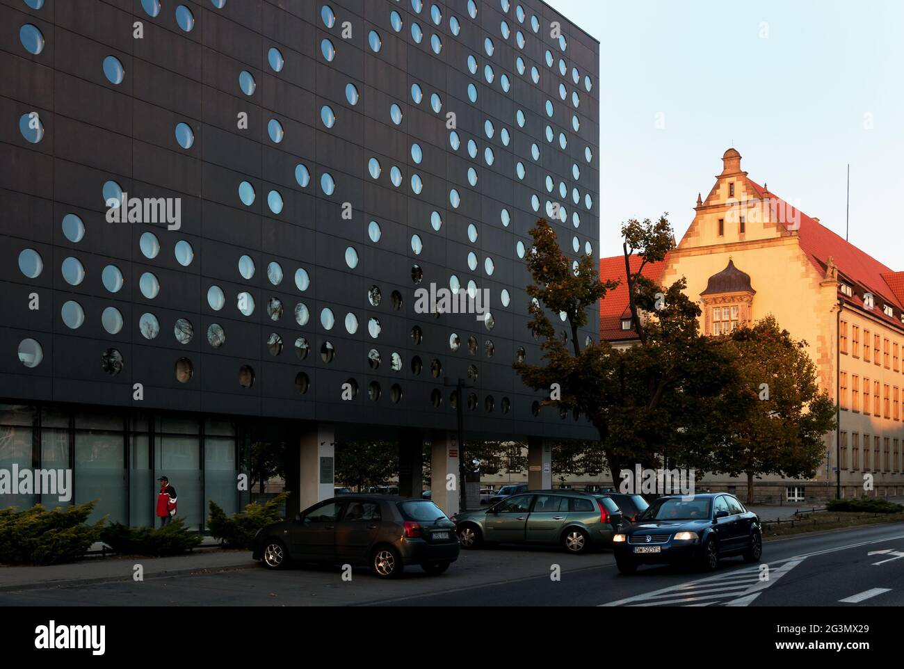 '21.10.2018, Wroclaw, bassa Slesia, Polonia - facciata moderna di un edificio dell'Università tecnica (Politechnika Wroclawska), sul vecchio edificio di destra Foto Stock