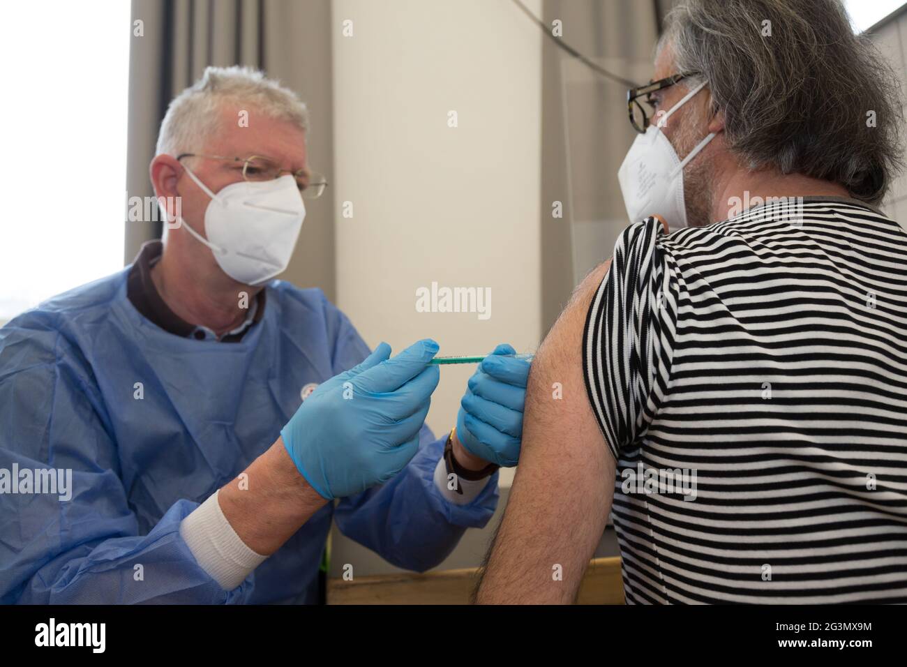 '11.05.2021, Brema, Brema, Germania - Centro di vaccinazione temporanea gestito dalla DRK in sospensione della prioritizzazione delle vaccinazioni in un distretto con a. Foto Stock