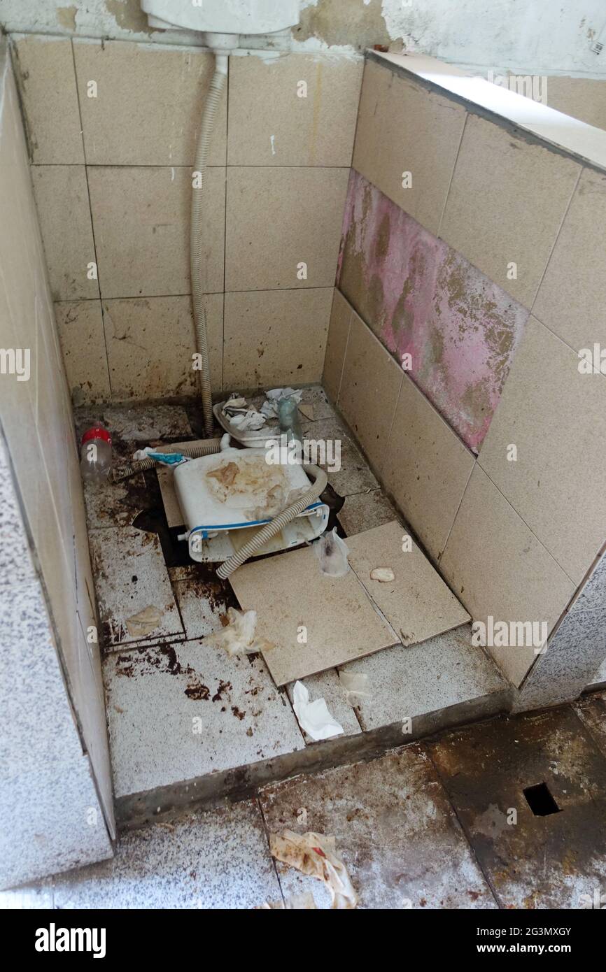 '19.07.2018, Tbilisi, Georgia - servizi igienici pubblici demoliti. 00S180719D008CAROEX.JPG [RELEASE DEL MODELLO: NO, RELEASE DELLA PROPRIETÀ: NO (c) caro images / Bastian Foto Stock