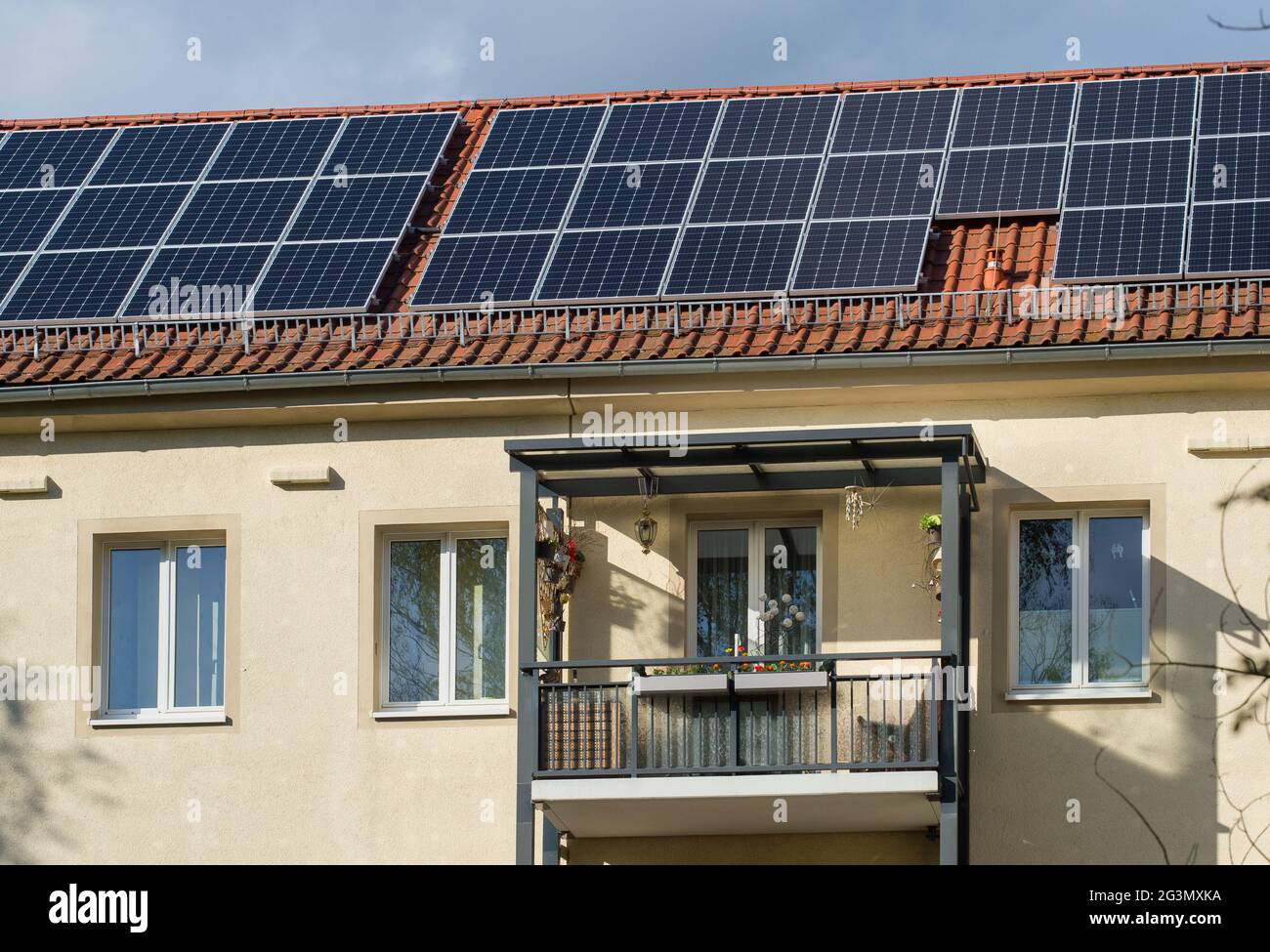 '05.05.2021, Dresda, Germania - impianto solare sul tetto di un edificio residenziale plurifamiglia. 0CE210505D014CAROEX.JPG [VERSIONE DEL MODELLO: NON UNA Foto Stock