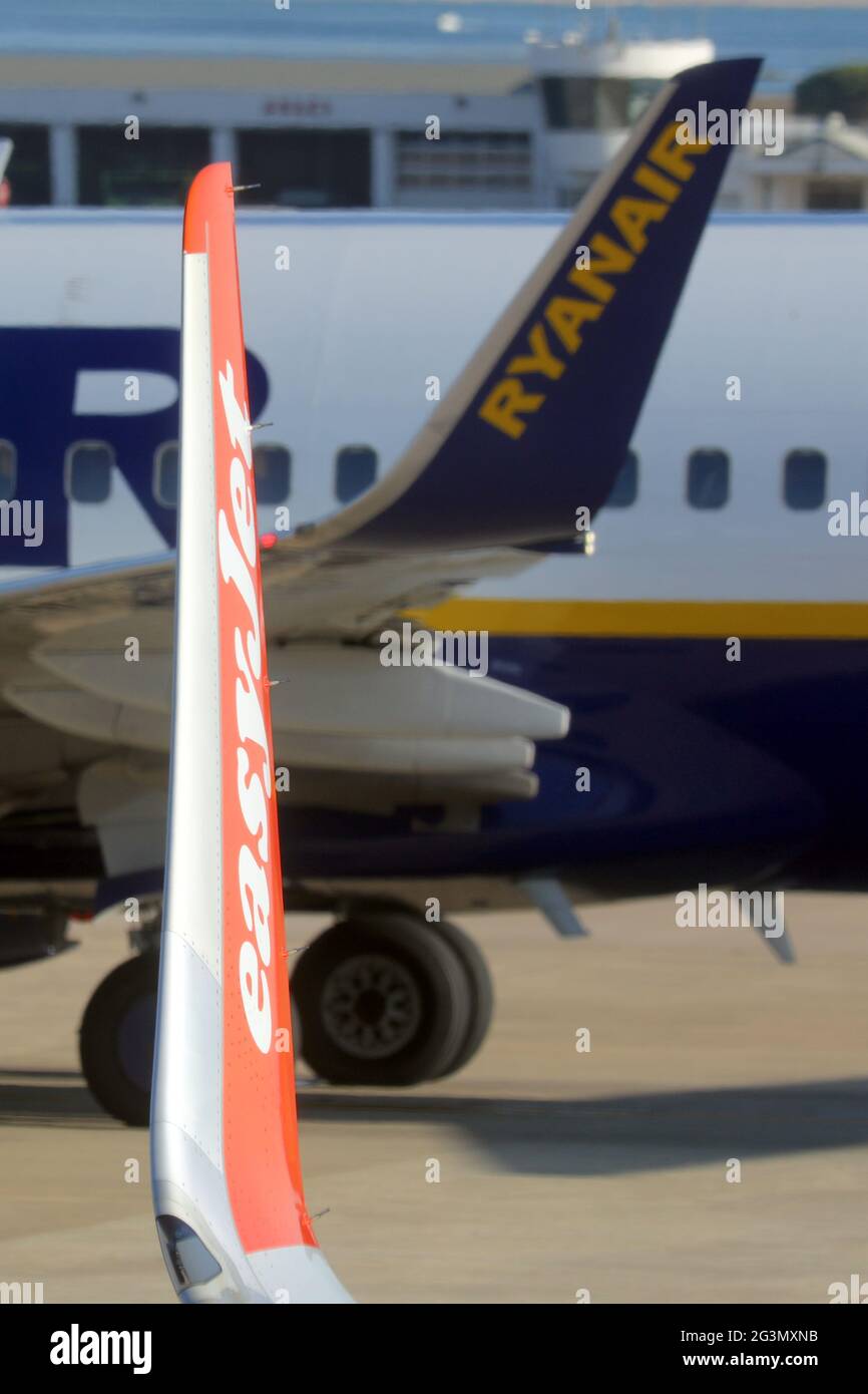 '03.08.2019, Lisbona, Portogallo - alettette di Ryanair e di easyJet Aircraft. 00S190803D579CAROEX.JPG [RELEASE DEL MODELLO: NO, RELEASE DELLA PROPRIETÀ: NO (C) CARO Foto Stock