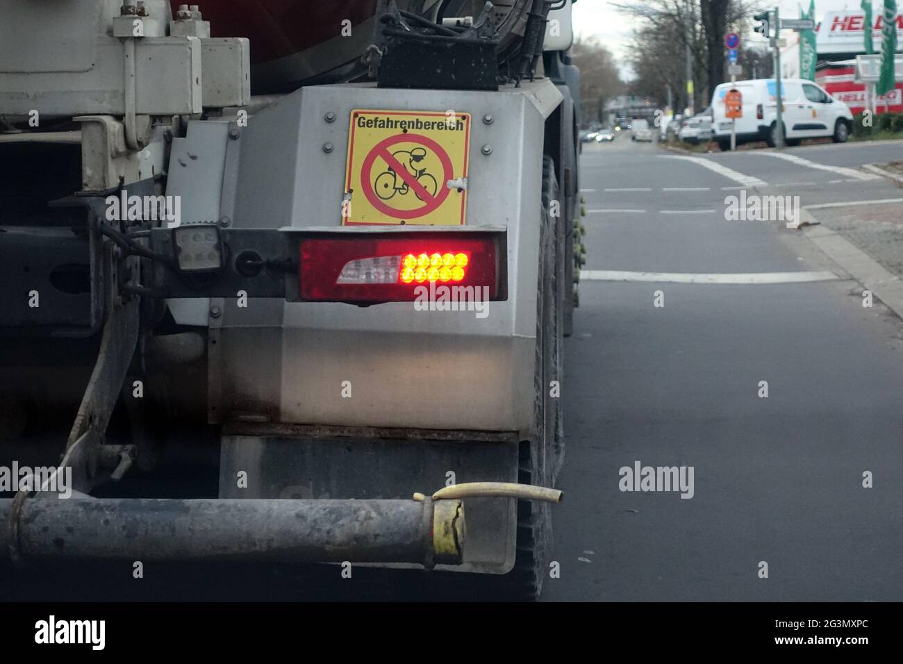 '28.11.2019, Berlino, , Germania - adesivo zona di pericolo su un camion. 00S191128D125CAROEX.JPG [RELEASE DEL MODELLO: NO, RELEASE DELLA PROPRIETÀ: NO (c) caro images / Ba Foto Stock